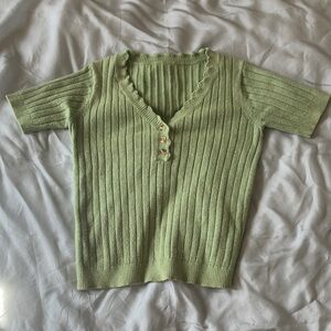 Spring green short sleeve t-shirt sweater with three buttons